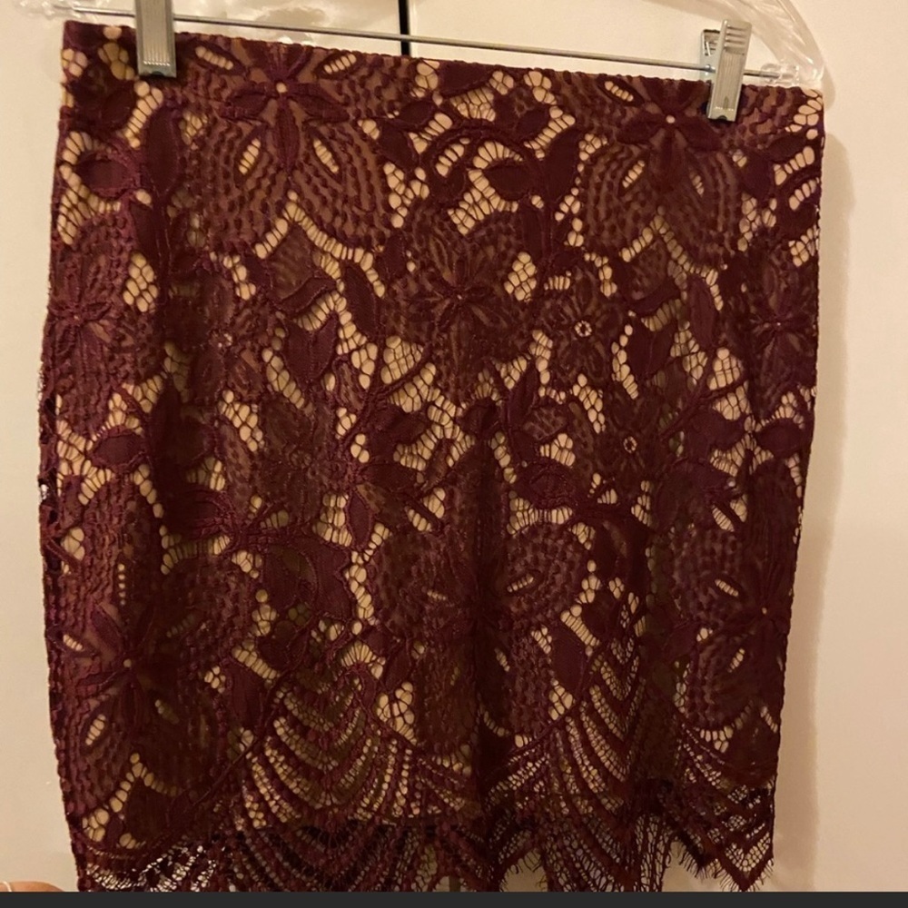 NWT Express Burgundy Floral Lace Mini Skirt Size 8 Scalloped Hem Date Night - Picture 2 of 5